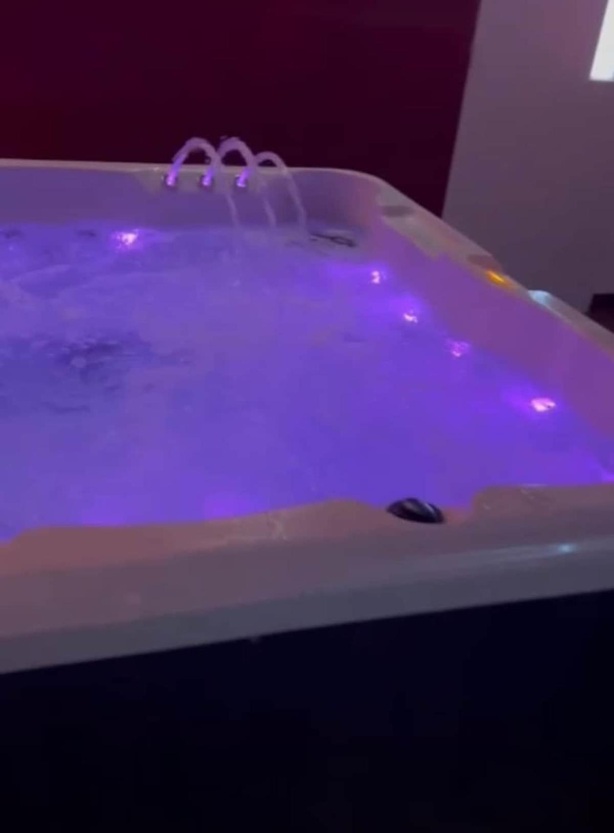 The Exclusive Jacuzzi With Fireplace & Parking Apartment *